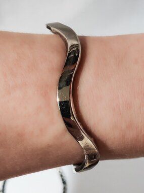 Vintage 925 Sterling Silver Wavy Hinged Bangle Bracelet